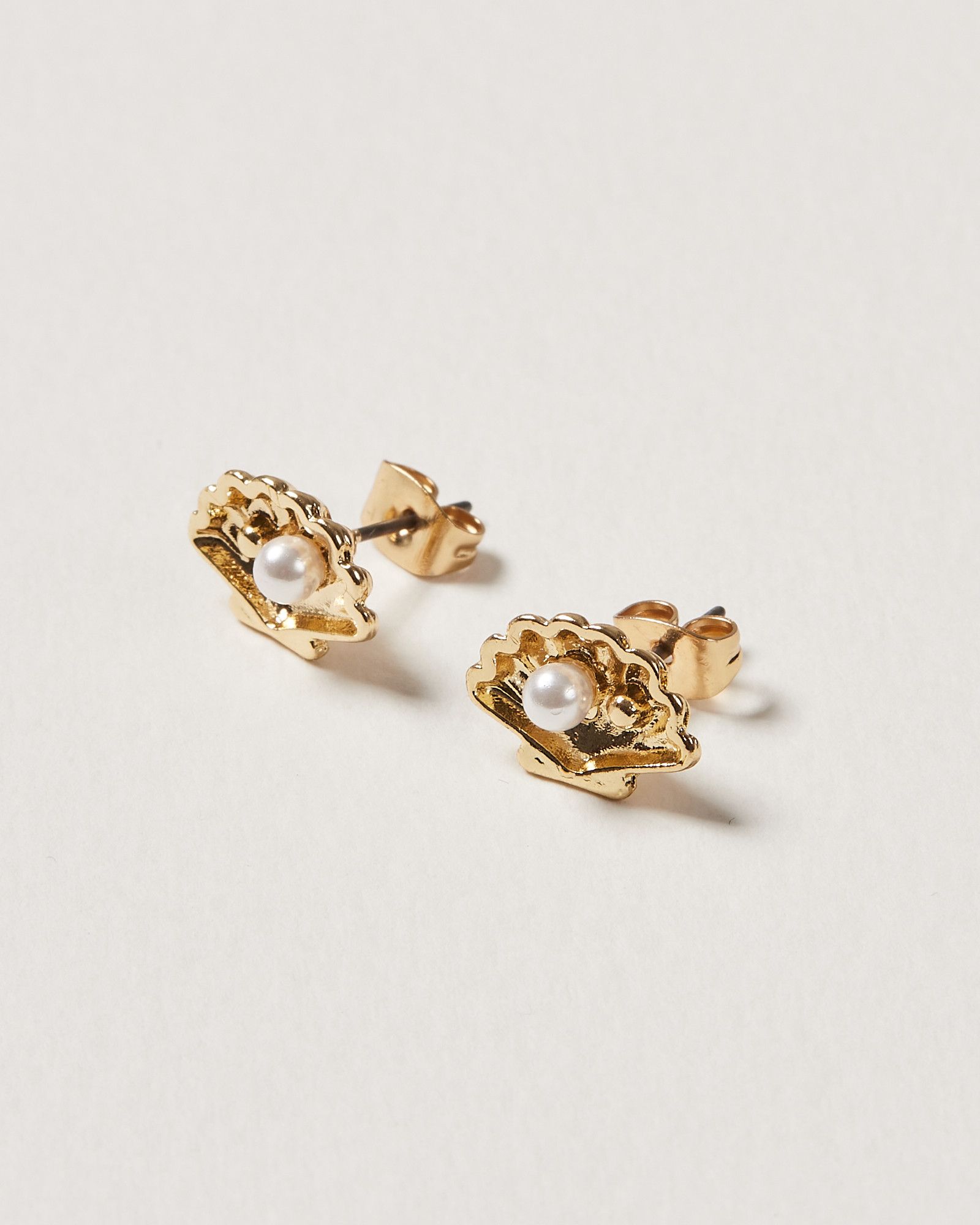 Clam Shell & Pearl Stud Earrings | Oliver Bonas